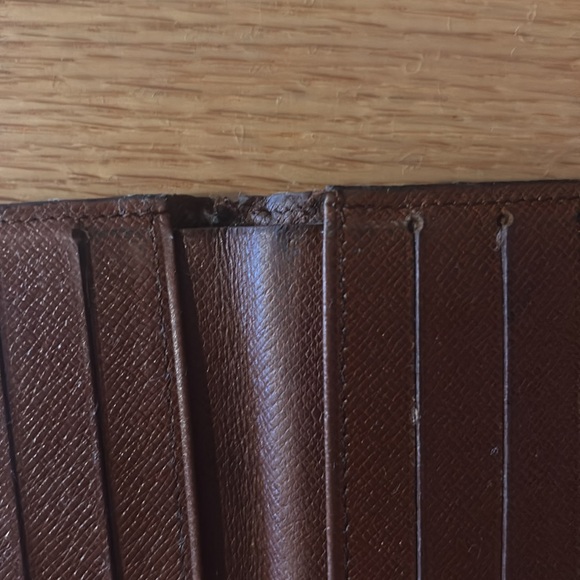 Authentic men’s Louis Vuitton wallet. Pre owned and corners gently tattered. - Picture 4 of 11